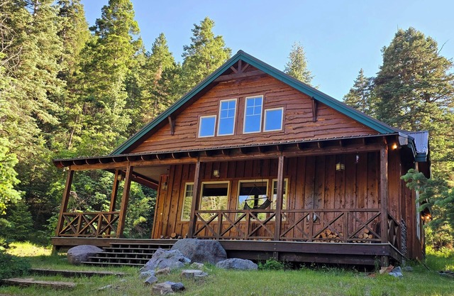 Private Cabin on Beautiful River! Enjoy the popular Paiute ATV Trail.