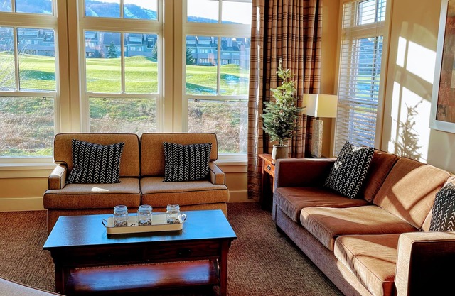 Private corner unit with wide windows, beautiful ski slopes view