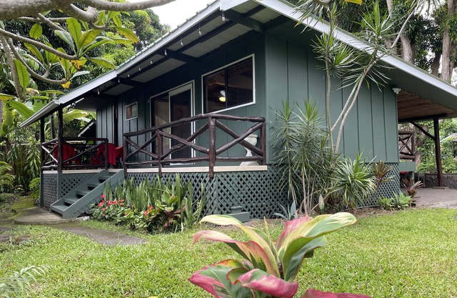 Private cottage above Kona surrounded by coffee farms.