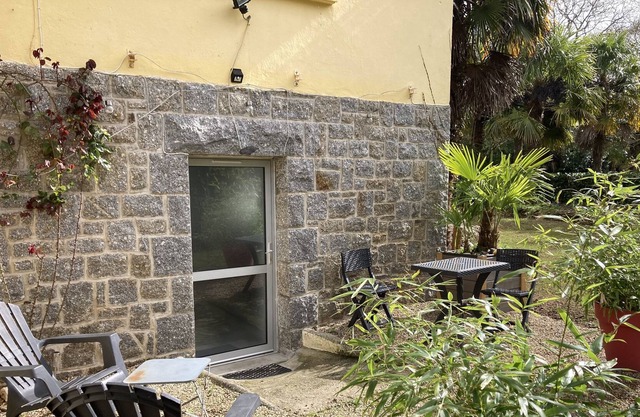 Private cottage in a wooded park!