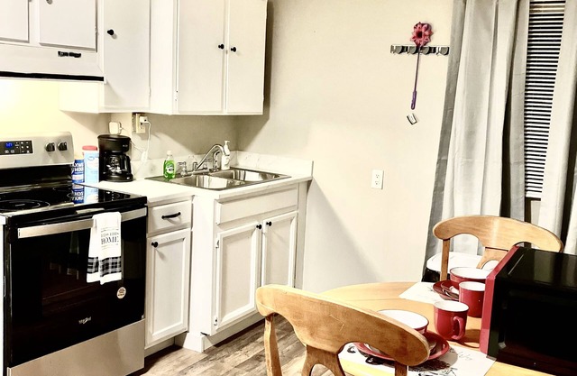 Private Cottage Nice Peaceful and Relaxing, Historic District Pet Friendly