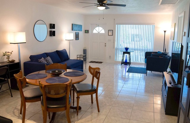 Private designer 8 room art getaway 2 Br-2Ba Full Kitchen Barbecue Patio Beach