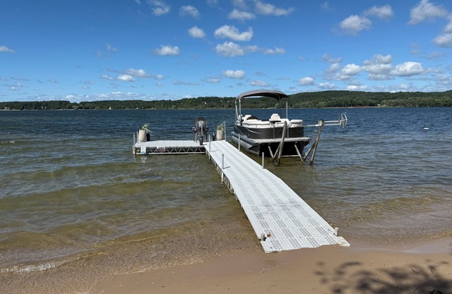 Private DOCK & Beach on Lake Charlevoix/Pontoon Rental/GolfCart/RV Parking
