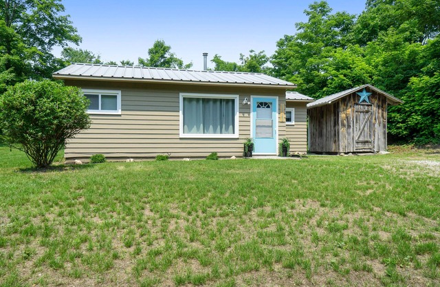 Private dog-friendly hideaway w/Free WiFi & firepit - close to Crystal Mountain