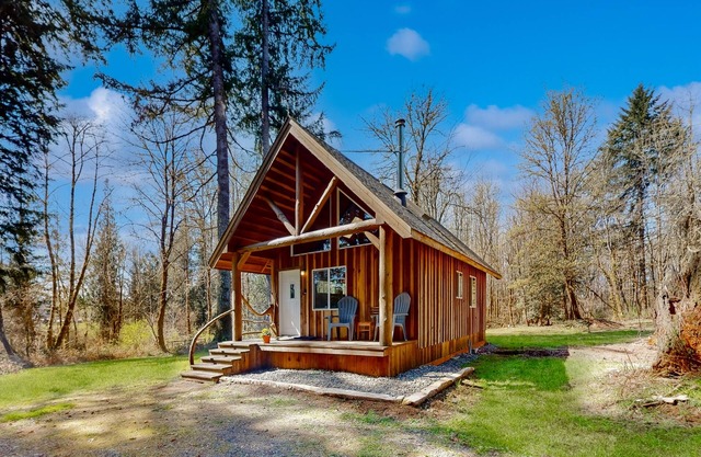Private dog-friendly home near creek & minutes from I-5 with firepit