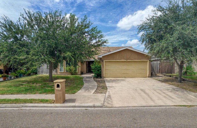 Private Fenced Backyard Pet Friendly Minutes to Shopping, Dining