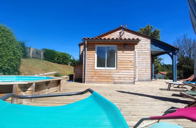 Private fenced house, above-ground semi-sunken pool and spa 5mn from Sarlat