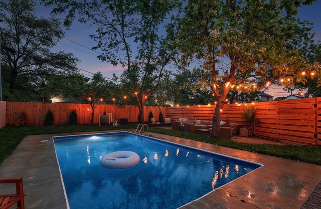 Private Getaway with heated pool, Hot Tub & Designer Touches, Walkable Dining