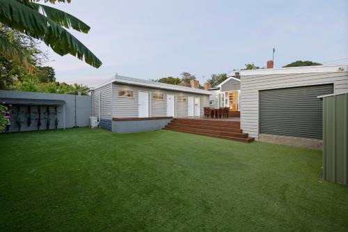 Private Guest Wing in Leafy Camberwell near Train & Tram