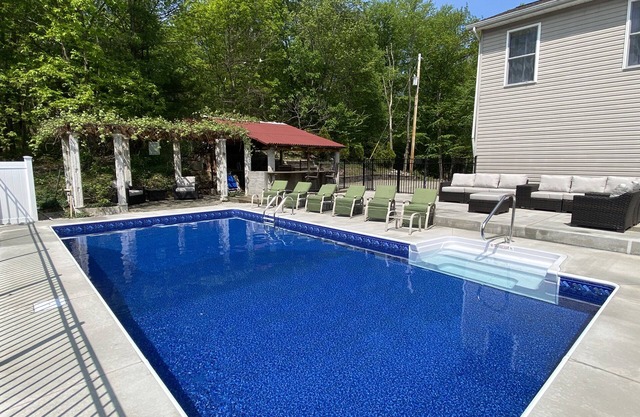 Private heated pool. Camel beach. 6 bdr Secluded Villa in the heart of Pocono