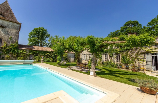 Private heated pool, quiet, short drive to historical towns, shops, wine tasting