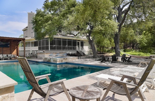 Private Hill Country Retreat: Sleeps 25, Pool, Hot Tub & 30 Mins to Austin