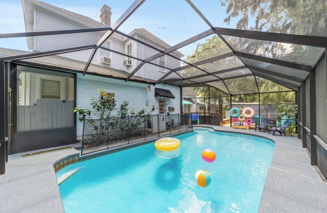 Private historic district apt with pool-suite B