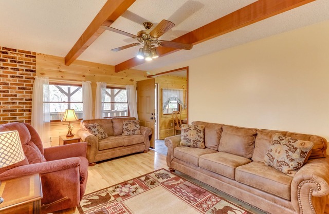 Private home in the woods with hot tub, deck & picnic table