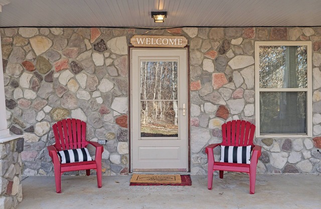 Private Home Nestled on 25 wooded acres. HOT TUB AND POOL TABLE.