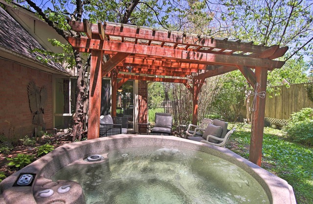 Private Home w/Hot Tub & Patio Near Dtwn Tulsa
