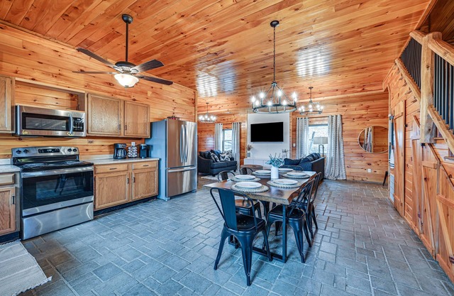 Private Hot Tub, Arcade Game: Bee Spring Cabin