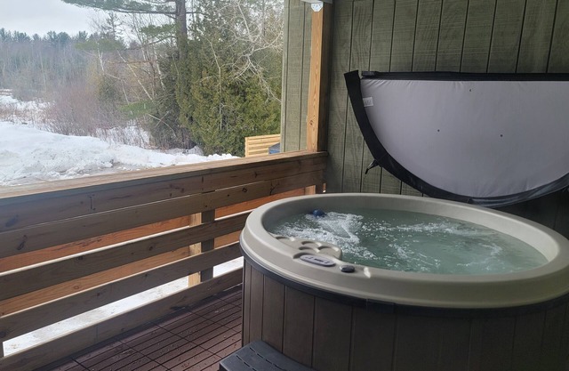 Private Hot Tub! KING Size Bed Traverse City 18 miles *Crystal Mountain 17 miles