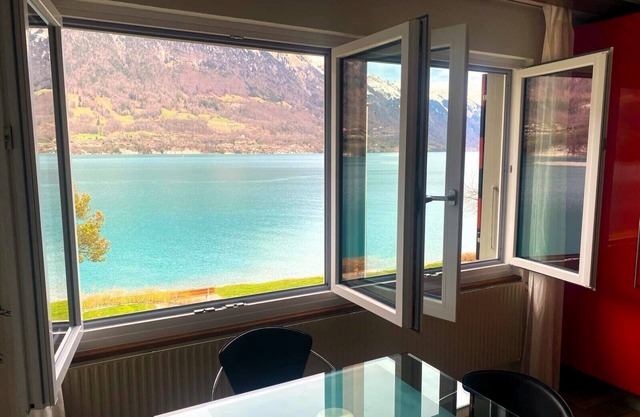 Private House. Directly on Lake Brienz. Garden & BBQ. Amazing Views. Sleeps 10