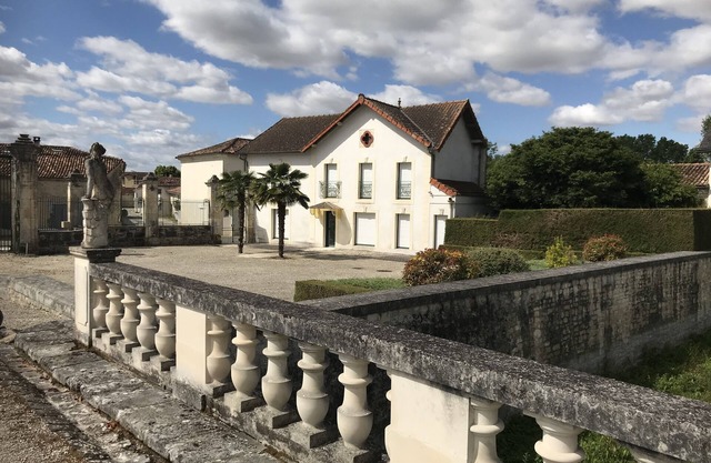 Private house in the park of a castle, swimming pool, billard