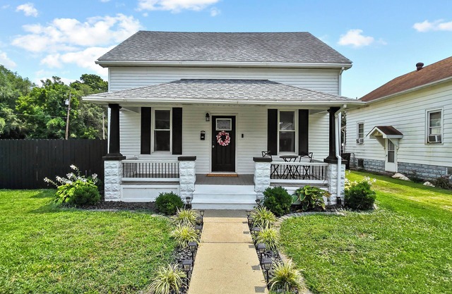 Private House - Sleeps 8 - 13 Min to Downtown STL