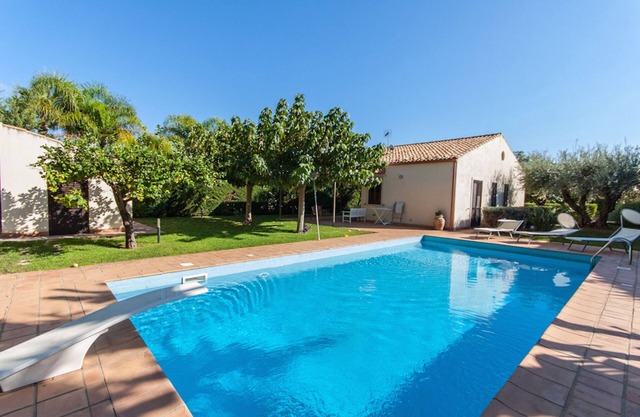 Private house with pool, garden, at the sea, quiet location, WiFi, aircon, 7 pers