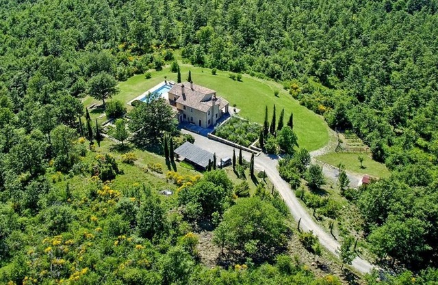 Private villa with swimming pool in Tuscany