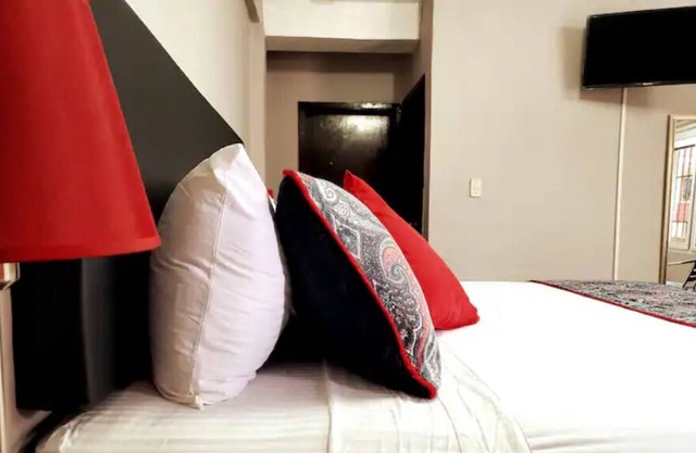 Private King Suite*Top Location*Security & Parking