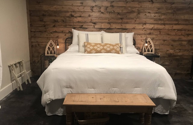 Private King Suite-pool house,hot tub, spa, bfast!