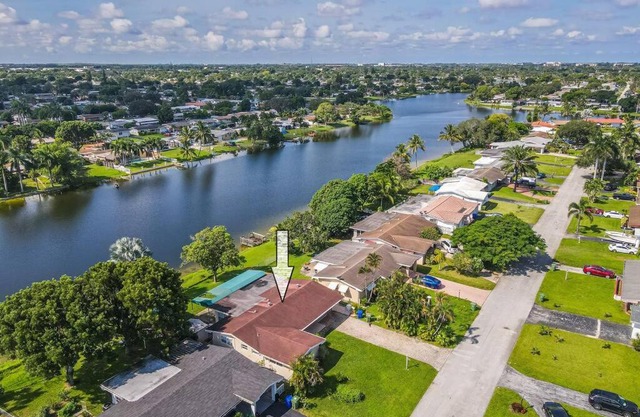 Private Lakefront Home in Miami/Pembroke