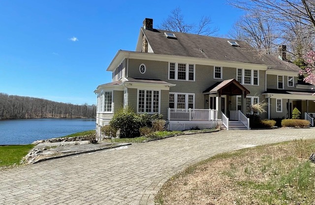 Private Lakeside 6 Bedroom Mansion with beautiful views (perfect wedding spot)