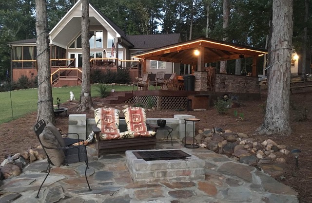 Private Lakeside, private Dock, Outddor Kitchen Fire Pit & More
