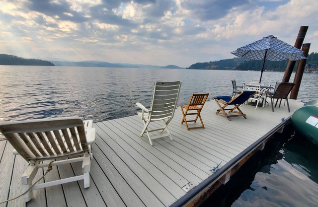 Private lakeside A-frame cabin w/hot tub, beach, docks, games. 4 season fun!