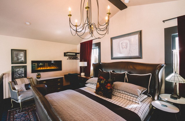 Private Lofted Downtown Studio