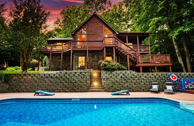 Private Luxe Riverfront Cabin: Pool; Hot Tub; Fire pit; Game Room; Disc Golf