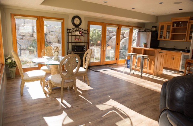 Private Luxury Retreat: In-home Theatre, Hot Tub, Gym, Game Room, and Zebra!