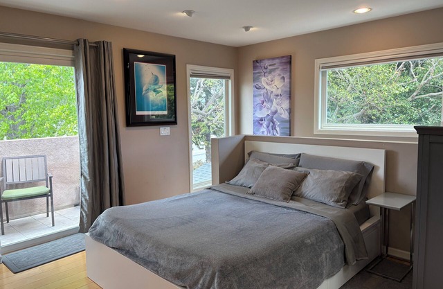 Private Luxury Studio with Parking and Laundry.