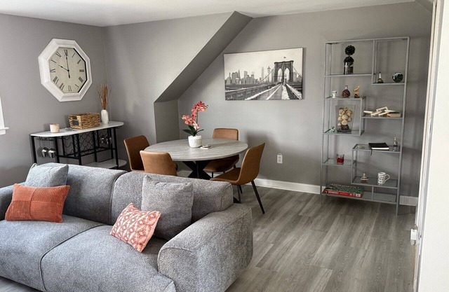 Private Modern 2-bedroom Gem in delightful Lindenhurst