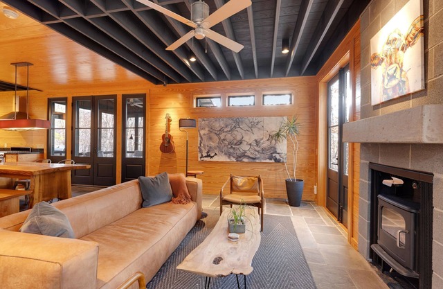 Private Modern Cabin with hot tub and outdoor shower. Pet friendly!