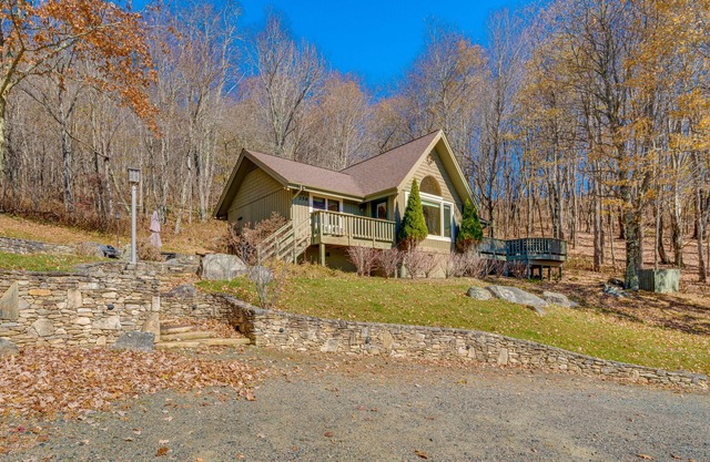 Private mountain home with amazing views, firepit & hot tub - near ski slopes