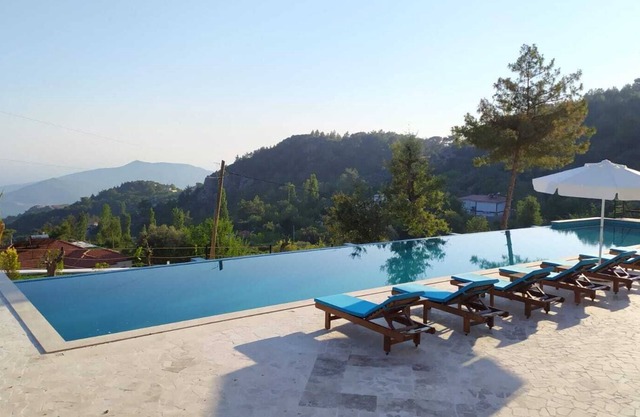 Private, Mountain&Sea Views, 25m heated pool, amenities close. Ideal 20-25+group