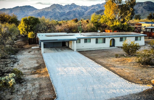 Private Mountain Views 3bed-2bath 5 min from City.Desert Oasis.