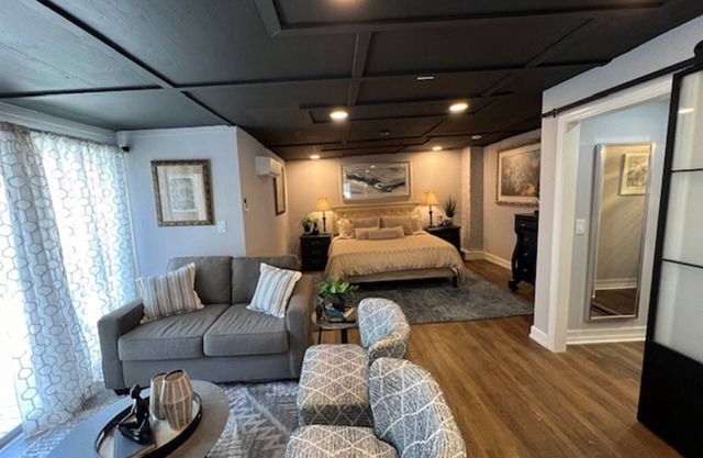 Private Oasis! Luxury King Bed! Walk To Restaurants!