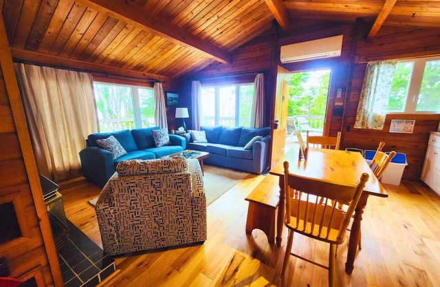 Private, Ocean View Cottage, 5 Mins - Cavendish, large deck, A/C, Wifi, Sleeps 6