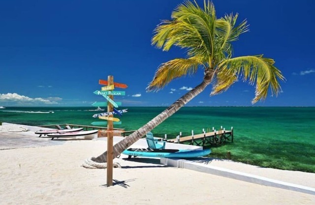 Private Oceanfront, beach, dock and Hottub