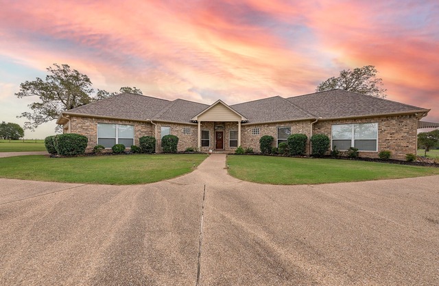 Private & peaceful country home located 12 minutes from TAMU