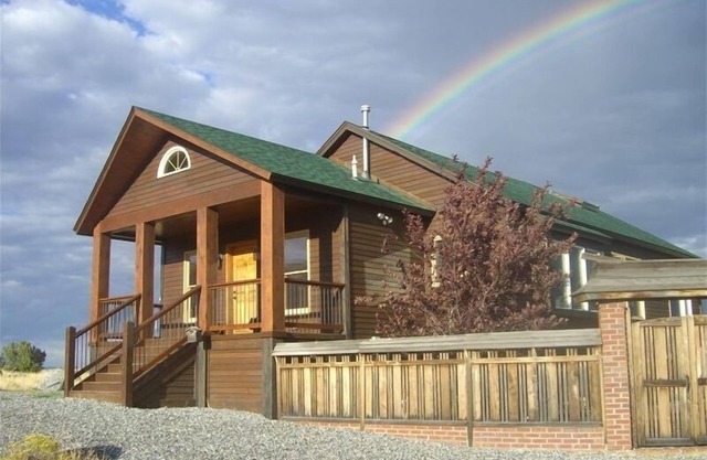 Private & Peaceful Home With Striking Views, Spa & 30 min From Yellowstone Park