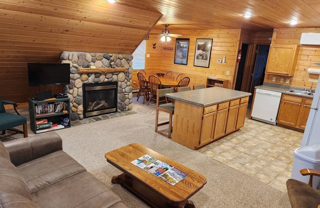 Private, Peaceful, Up-North Retreat-Close to All Crosslake Has to Offer!