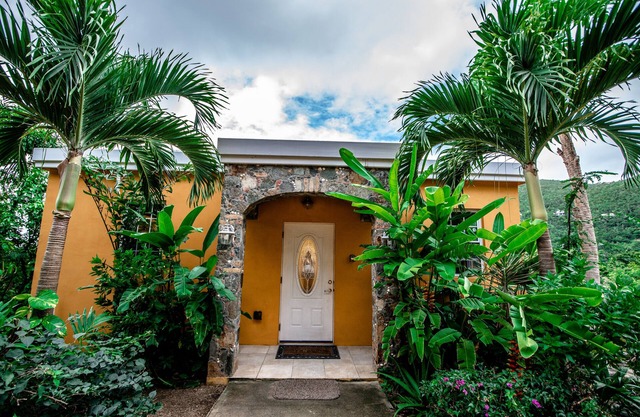 Private, Perfect for Couple's Retreat-Ocean and Valley Views