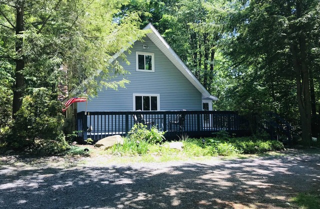 Private Pocono Retreat on Golf Course & Pet friendly